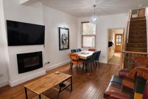 Lilys Pad - 3BR House, Cosy City Living, Patio, Parking, Sleeps 6