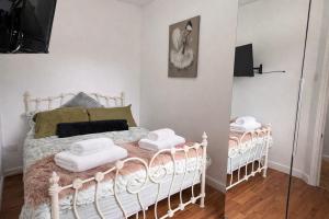 Lilys Pad - 3BR House, Cosy City Living, Patio, Parking, Sleeps 6