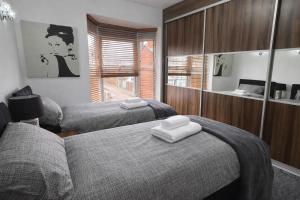 Lilys Pad - 3BR House, Cosy City Living, Patio, Parking, Sleeps 6