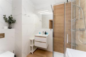 Zabłocie Deluxe Comfy Apartment by BookingHost