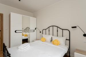 Zabłocie Deluxe Comfy Apartment by BookingHost