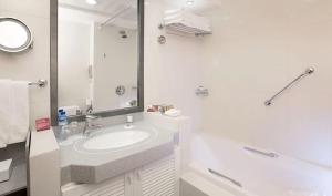 Hotel Flora Near Delhi Airport