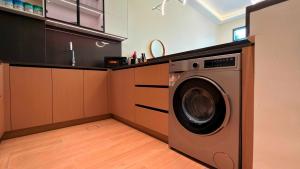 Westview Garden Spacious Balcony Room with Pool Gym Access in JVC