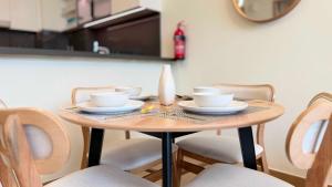 Westview Garden Spacious Balcony Room with Pool Gym Access in JVC