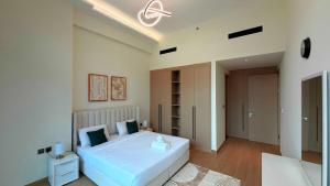 Westview Garden Spacious Balcony Room with Pool Gym Access in JVC