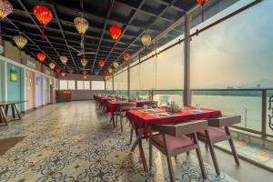 Lakeside Leisure A Lake View Hotel