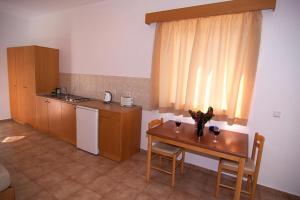 Lambis Studios & Apartments