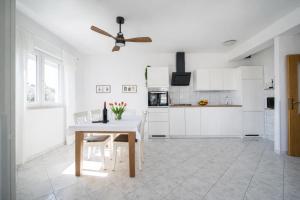 Mary of Mira - FREE Parking - 2BD - SELF CHECK IN