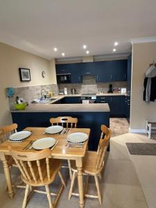 Harbour Watch - Waterfront 2 Bed Apartment with Parking