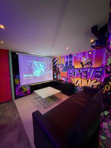 Capsule Forever Young - Jacuzzi - Sauna - Billard - arcade de jeux - Netflix & home cinéma - Ping Pong