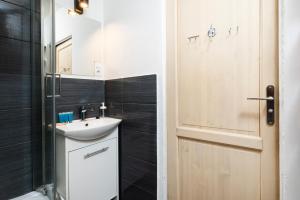 Kasprzaka Harmony Apartment by BookingHost