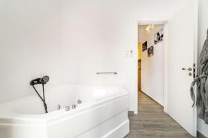 Lovers apartment with jacuzzi downtown 4th fl