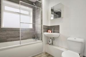 Newly Renovated 4 bed flat- Nuxley Road