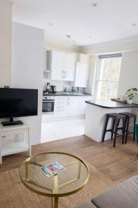 Queensway Apartments by Citystaylondon