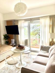 Nephele Suites 2600 Modern Condo Unit With Balcony