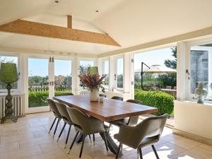 Charming 4-Bedroom Cottage in Henley