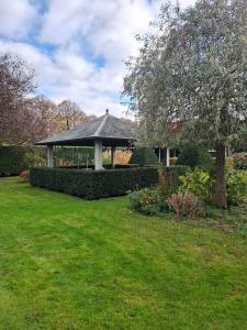 Fully equipped private guesthouse for up to 4 guests, quiet countryside location, only 30 minutes from Rotterdam, free parking, WiFi and large garden