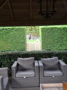 Fully equipped private guesthouse for up to 4 guests, quiet countryside location, only 30 minutes from Rotterdam, free parking, WiFi and large garden