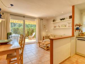 Baix amb terrassa jardí privada i accés a piscina