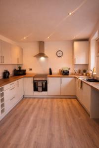 Bright & Spacious 3-Bed Rotherham Home Ideal for Families or Contractors