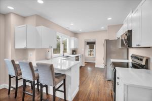 Rowan University Home Sleeps 12 with 10 Car Parking 20 min to Philly