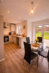 New Build 3-Bed in Rotherham Fast WiFi, Garden & Driveway