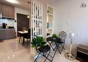 2BR Condo with Balcony, FREE Pool, Gym & Parking near Airport - B2 5MoonstoneB