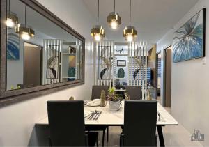 2BR Condo with Balcony, FREE Pool, Gym & Parking near Airport - B2 5MoonstoneB