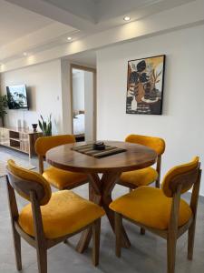 Luxury 2BR, King & Queen Beds, 13th Floor City Views, Pool & Gym, Westlands