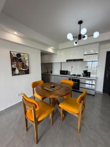 Luxury 2BR, King & Queen Beds, 13th Floor City Views, Pool & Gym, Westlands