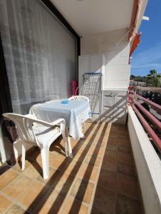 Olympia Studio with balcony and pool, Las Americas