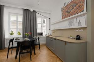 Unique & Modern Apartment in the City Center by Noclegi Renters