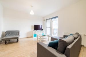 Dębiec Comfort Apartment by BookingHost