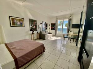 207 - Cannes La Croisette- Studio 1ère ligne face mer avec balcon