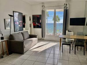 207 - Cannes La Croisette- Studio 1ère ligne face mer avec balcon