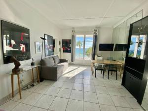 207 - Cannes La Croisette- Studio 1ère ligne face mer avec balcon