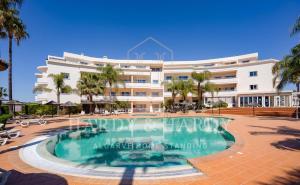 Sea View Apartment with Pool - Walk to Beach - N34