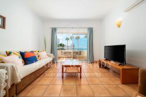 Sea View Apartment with Pool - Walk to Beach - N34