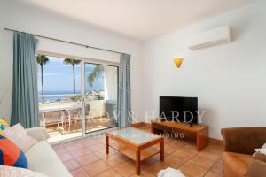 Sea View Apartment with Pool - Walk to Beach - N34