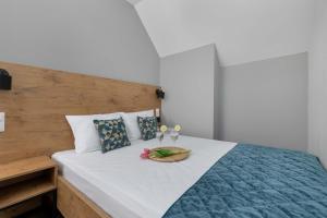 Jasny Apartament z Balkonem i Basenem by Noclegi Renters