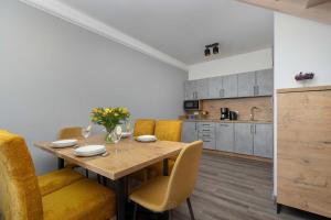 Jasny Apartament z Balkonem i Basenem by Noclegi Renters