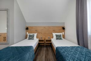 Jasny Apartament z Balkonem i Basenem by Noclegi Renters