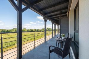 Jasny Apartament z Balkonem i Basenem by Noclegi Renters