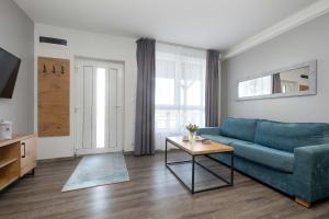 Jasny Apartament z Balkonem i Basenem by Noclegi Renters