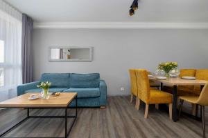 Jasny Apartament z Balkonem i Basenem by Noclegi Renters