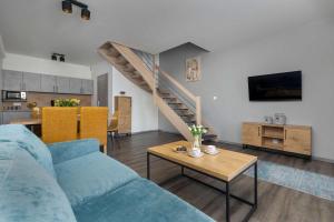 Jasny Apartament z Balkonem i Basenem by Noclegi Renters