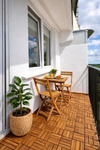 Cozy & Bright Apartment - 10 min Walk to Beach