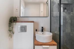 Cozy & Bright Apartment - 10 min Walk to Beach