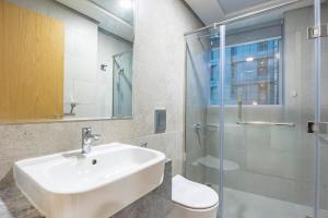Luxurious and Vibrant 2BR in Radiant Bay Al Reem