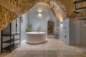 Sophisticated one bedroom duplex apartment with shared roof terrace GOBLU-GF